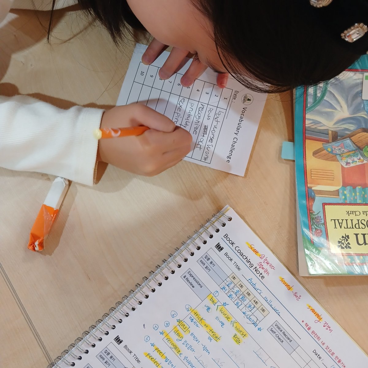 Book Coaching Note와 Vocabulary Challenge를 작성하는 아이